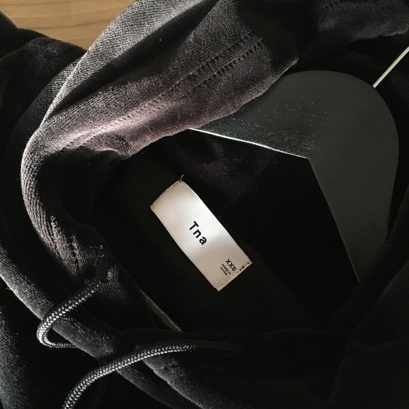 ARITZIA Black TNA Segura Velour/Velvet Hoodie - Picture 4 of 4